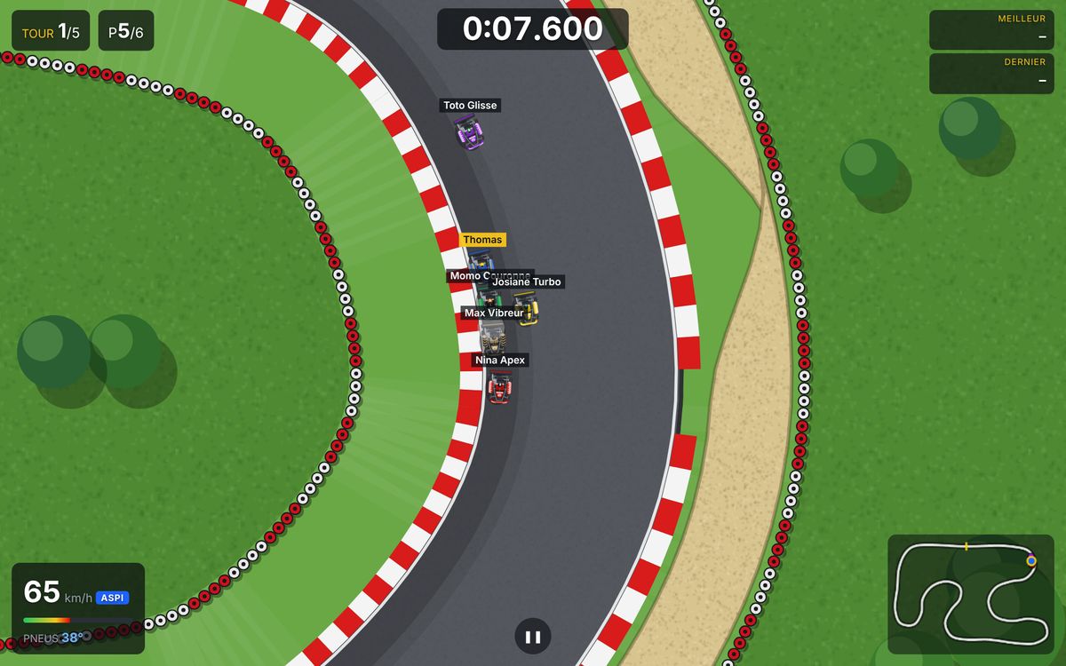 Course à six karts dans un virage du circuit des Lacets
